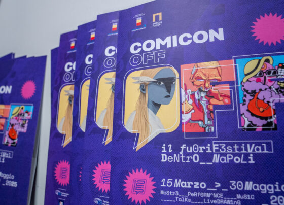Torna a Napoli il ComicOnOff tra eventi, mostre, incontri e laboratori dedicati all’arte del fumetto e alla cultura pop. Dal 15 marzo al 30 maggio torna la rassegna COMIC(ON)OFF, il fuori festival di COMICON, che quest’anno – grazie ad una più forte sinergia con il Comune di Napoli – letteralmente “invade” la città rendendo Napoli e le sue municipalità protagoniste della scena internazionale del fumetto e della cultura pop, con un programma ricco di eventi, mostre, incontri, laboratori e performance. E una iniziativa speciale, FUMETTI IN BIBLIOTECA, che porterà la nona arte nelle biblioteche comunali della città. Comicon Napoli, Tanino Liberatore magister della 25esima edizione L’edizione 2025 vede una crescita sostanziale della rassegna, promossa e finanziata dal Comune di Napoli, che amplia il suo raggio d’azione e la sua offerta culturale, coinvolgendo ogni municipalità della città e tanti nuovi spazi culturali e artistici resi fruibili di recente dal Comune (e non solo). Fumettisti, scrittori, illustratori, musicisti, ma anche ricercatori, cosplay e K-POP dancer sono pronti a coinvolgere il pubblico partenopeo e i tanti turisti che affollano la città, a partire da marzo e fino alla fine di maggio. “Con COMIC(ON)OFF l’arte del fumetto incontra la città. In parallelo all’esperienza del Comicon, la grande fiera della cultura pop che si terrà alla Mostra d’Oltremare, grazie all’impegno dell’Amministrazione Manfredi anche per il 2025 cresce e si sviluppa il programma ‘off’. Sono tantissimi i luoghi della cultura che si apprestano a diventare i protagonisti indiscussi di questo palinsesto diffuso di eventi, che metterà in circolo energie e idee nuove, confermando con forza la vitalità del nostro territorio. Tra questi non potevano mancare gli spazi comunali, dalla Real Casa Santa dell’Annunziata alla Chiesa di Santa Croce e Purgatorio al Mercato, passando per le biblioteche di Ponticelli, Secondigliano, Bagnoli e Soccavo. Il policentrismo, che sempre più caratterizza l’OFF e che rappresenta una delle linee guida delle politiche culturali dell’Amministrazione comunale in questi anni, è il segno più tangibile di una collaborazione che si basa su una comunione di intenti oltre che sul supporto concreto e organizzativo” afferma il coordinatore delle politiche culturali del Comune di Napoli Sergio Locoratolo. “COMIC(ON)OFF – aggiunge il delegato del sindaco per l’industria musicale e l’audiovisivo Ferdinando Tozzi – è un progetto di respiro internazionale che, partendo dal fumetto e dalla graphic novel, parla alla città e della città, animando luoghi chiusi da tempo, come il foyer dell’Auditorium di Scampia, e spazi di recente apertura come Obù di Fondazione Terzoluogo. Seguendo l’orizzonte strategico tracciato dal Sindaco Manfredi per la cultura, il programma non solo affianca incontri, progetti espositivi e performativi e attività di cosplaying, ma soprattutto invita il pubblico a sperimentare in prima persona i mestieri del fumetto partecipando a workshop e laboratori formativi”. Grazie alla curatela di COMICON e l’ospitalità del Comune di Napoli e di tanti partner, l’edizione 2025 di COMIC(ON)OFF riuscirà ad attivare molti dei luoghi vitali o storici della città: dall’Auditorium di Scampia all’Institut Français Napoli, dalla Santissima – Community Hub (Ex Ospedale Militare), passando per spazi come Galleria HDE e Spazio Obù e, grazie alla collaborazione di ANM, per le stazioni metropolitane di Toledo e Municipio e il belvedere di Monte Echia. “Con il COMIC(ON)OFF portiamo la creatività in maniera diffusa in tutte le municipalità di Napoli”, afferma Carlo Cigliano, Amministratore delegato di VISIONA/COMICON. “Un programma fitto che ci vede impegnati da mesi e che prova a coniugare l’arte con il mondo giovanile e una moltitudine di nuovi spazi disponibili alla fruizione culturale. E da quest’anno siamo felici di avviare un progetto speciale: doneremo, a titolo definitivo, centinaia di fumetti al Comune di Napoli e alle sue biblioteche, realizzando per l’occasione alcuni eventi in quattro delle stesse. Avviamo con questa rassegna in città la XXV edizione di COMICON che aprirà alla Mostra d’Oltremare dal 1 al 4 maggio 2025”. Tra i principali appuntamenti: “Pasquale Mattej e la reinvenzione del fanfarone – Storia del primo albo a fumetti italiano”: il ritrovamento del più antico albo a fumetti italiano conosciuto, risalente a 175 anni fa; per la prima volta Mikael Ross, pluripremiato protagonista del fumetto tedesco, espone in Italia: alla Chiesa di Santa Croce e Purgatorio al Mercato la mostra “Mikael Ross. Traffici clandestini”; al Belvedere di Monte Echia “Ciurma! Raduno cosplay One Piece”; all’Institut Français Napoli, la mostra “Elisa Marraudino. Classy, fin da piccola”, una delle più sorprendenti voci francesi della sua generazione. Il tunnel della stazione metropolitana Municipio si trasforma in un palcoscenico dinamico per un evento speciale dedicato agli appassionati di K-Pop: una Random Dance aperta a tutti; in mostra alla Galleria HDE Martucci le tavole di Nei silenzi della notte di Laura Pérez Granel, autrice di graphic novel tradotti in Europa e Stati Uniti, e candidata a un Emmy Award per la sigla della serie tv Only Murders in the Building. Al Foyer Auditorium Scampia arriva “Dante pop! Un viaggio illustrato nell’Inferno, Paradiso e Purgatorio“, la mostra che presenta 12 opere originali, potenti interpretazioni dell’opera dantesca; alla Stazione Zoologica Anton Dohrn, la prima presentazione nazionale di un’opera scientifica dedicata al mondo invisibile del plancton marino, con grandi illustrazioni e rigorose descrizioni scientifiche. L’opera è un progetto collettivo realizzato da un gruppo di ricercatori della Stazione Zoologica di Napoli: Atlante del plancton. Viaggio nel microcosmo (in)visibile dell’oceano. E ancora, l’atteso e importante progetto “Fumetti in Biblioteca”. FUMETTI IN BIBLIOTECA Le biblioteche comunali Grazia Deledda di Ponticelli, Giancarlo Mazzacurati di Bagnoli, Guido Dorso di Secondigliano e Giustino Fortunato di Soccavo saranno tra le protagoniste dell’edizione 2025 di COMIC(ON)OFF, ospitando workshop sul mondo del fumetto in cui fumettisti, vignettisti e illustratori guideranno i partecipanti di ogni età nella complessa creazione di storie e personaggi illustrati, dalla scrittura al character design. La rete delle biblioteche comunali sarà inoltre destinataria di un progetto speciale che prenderà vita durante la rassegna e lascerà il segno arricchendo il patrimonio culturale della città. Grazie alla partnership tra COMICON e il Comune di Napoli, e alla collaborazione dei tanti editori partner del Festival, saranno selezionati 800 libri a fumetti da donare alle biblioteche napoletane. Volumi di recente pubblicazione e capisaldi della nona arte saranno così messi a disposizione di nuovi e vecchi appassionati, in uno straordinario scambio che consentirà ai lettori di avere accesso a opere accuratamente selezionate, e di poter così fruire di racconti unici, grazie ai quali esplorare nuove idee, informazioni, mondi e avventure.