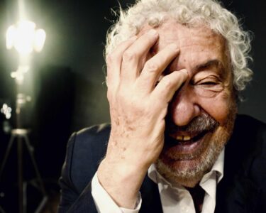Benedetto Casillo debutterà in prima nazionale giovedì 8 maggio alle 21.00 al Teatro San Ferdinando con lo spettacolo L’uomo dal fiore in bocca / Fiori di palco